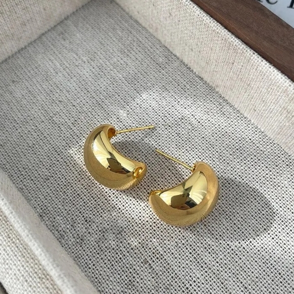 Gold toned Earrings - Picture 2 of 5